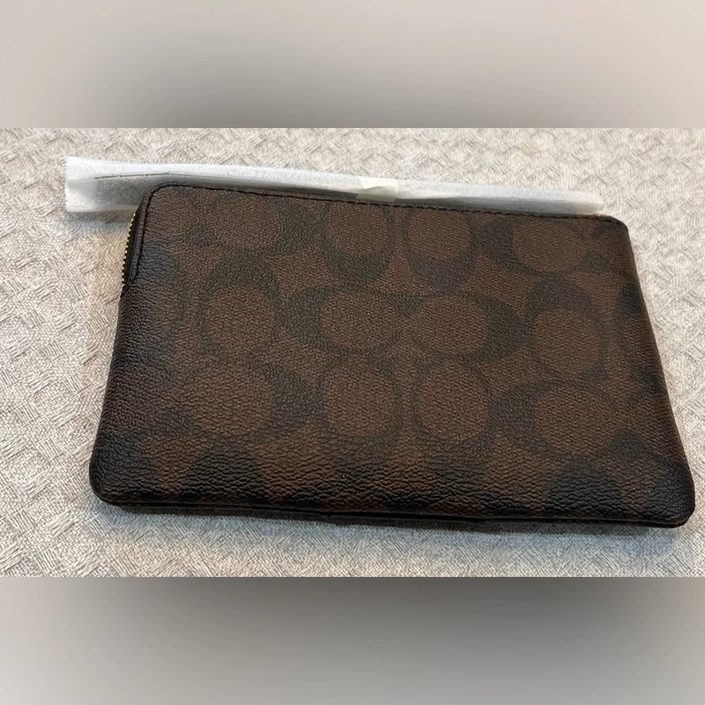 Gorgeous, NWT, black/brown COACH Signature “C” PVC Leather corner zip wristlet - Picture 4 of 15